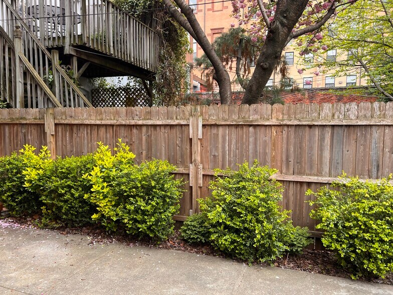 Building Photo - 447 Degraw St