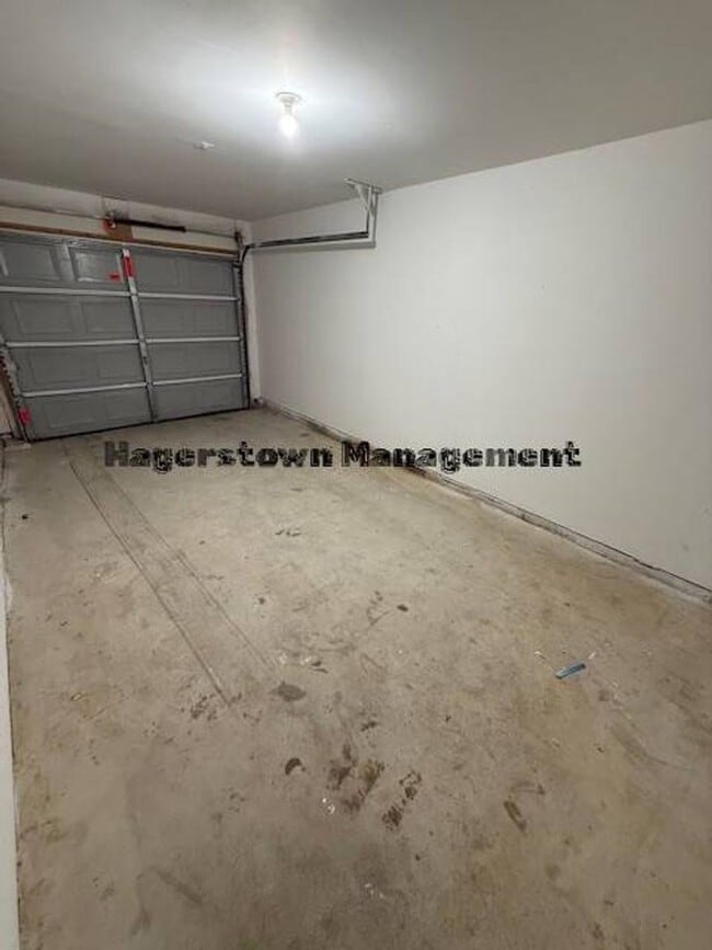 Building Photo - Halfway Townhouse - close to shopping and dining