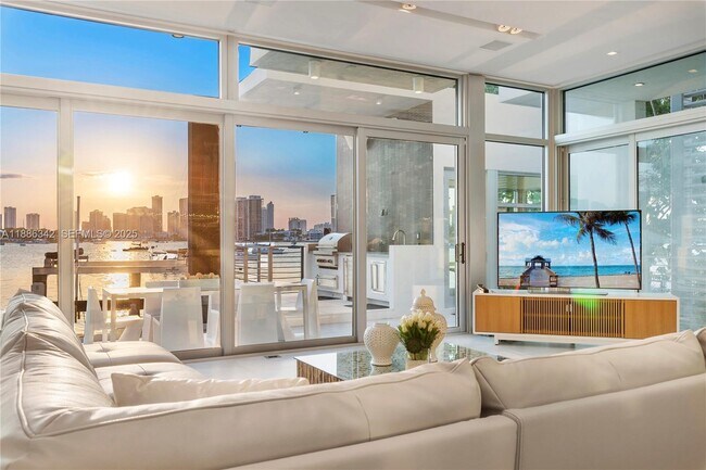 Building Photo - 440 S Hibiscus Dr