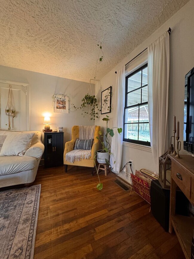 Building Photo - Cozy Two-Bedroom Furnished Bungalow