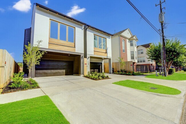 Primary Photo - Modern luxury home in well established inn...