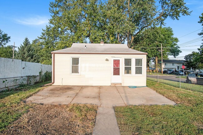 Building Photo - Cute Home with Large Fenced Yard