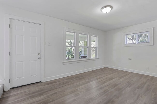 Building Photo - 450 S Terrace Ave