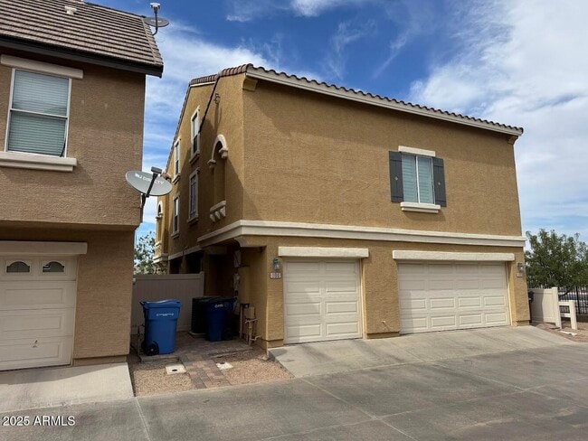 Building Photo - 104 W Laurel Ct