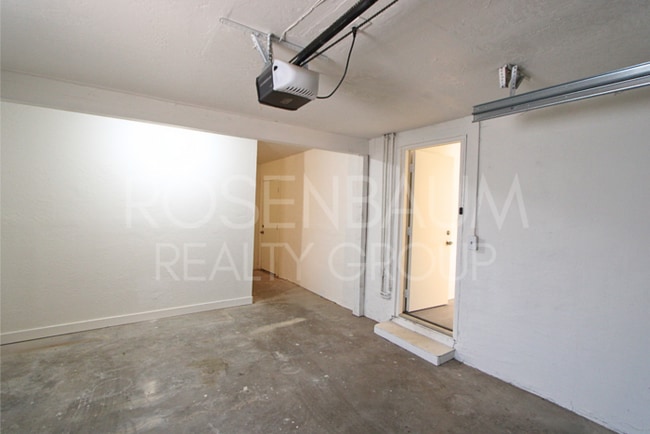 Building Photo - Charming 2-bedrooms, 1-bath home in the he...