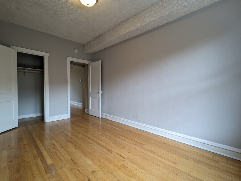 Building Photo - 3523 N Racine Ave