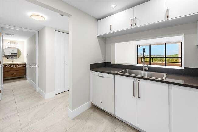 Building Photo - 2555 Collins Ave