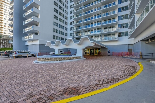 Building Photo - 2030 S Ocean Dr