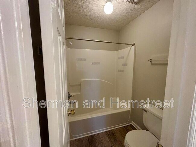 Building Photo - 406 Commons Dr