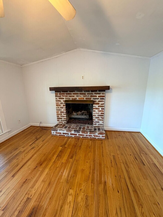 Building Photo - 332 Pinelake Dr.