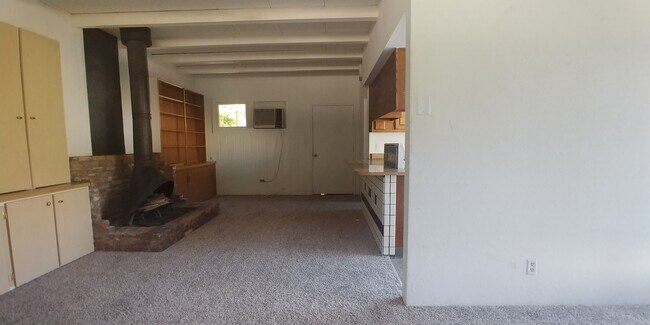 Building Photo - Studio backhouse in a quiet neighborhood.