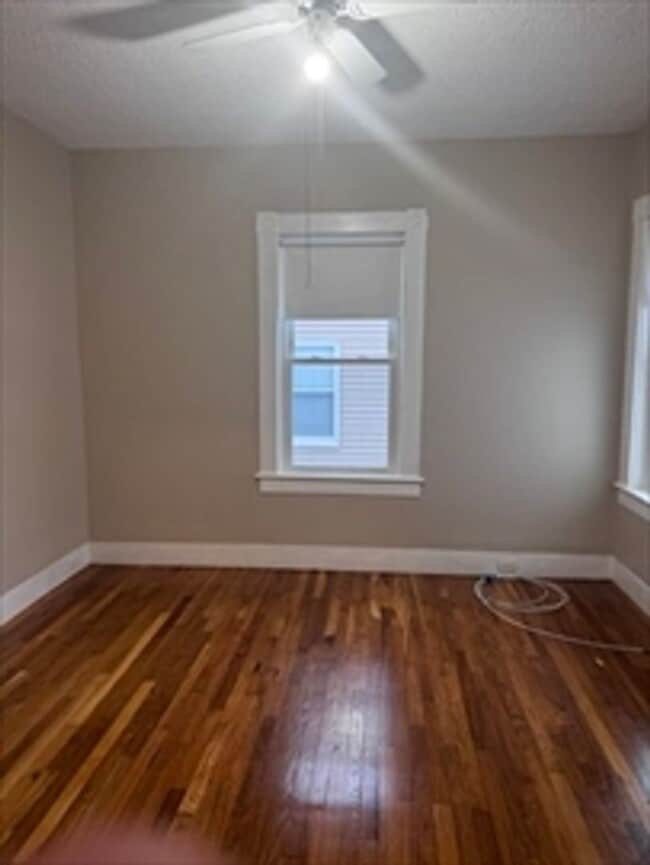 Building Photo - Recently updated 3 bed, 1 bath located in sought after North Chelmsford