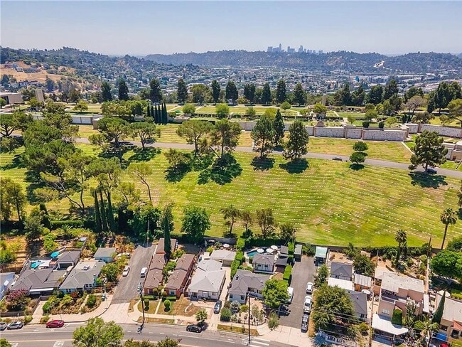 Building Photo - Gorgeous 3 bd 2 ba + Den Single Family hom...