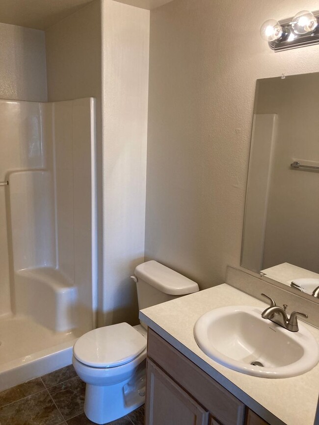Building Photo - Three Bedroom Duplex in Keizer, Landcaping...