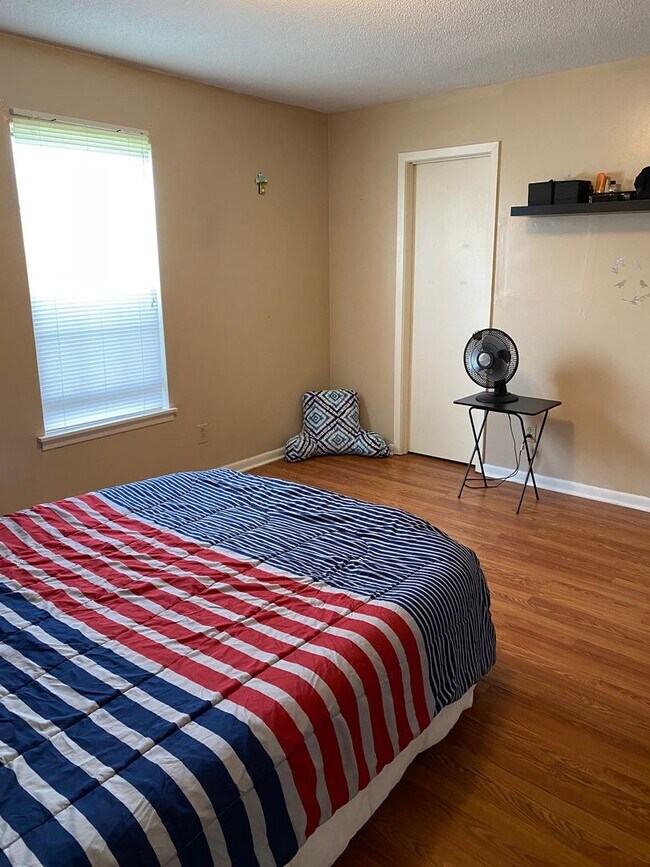 Building Photo - 114 Helen Cir