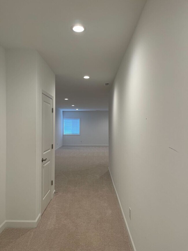 Building Photo - Spacious Home in Westhill Community