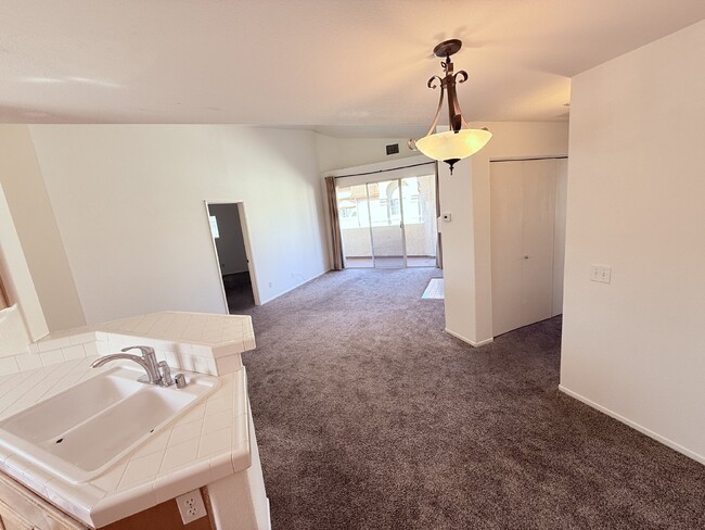 Building Photo - 2-Bed, 2-Bath Condo with Fireplace in San ...