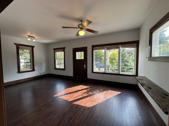 Building Photo - Beautiful PDX Bungalow, Master on Main, Wo...