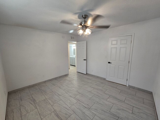 Building Photo - 511 N Iroquois Ave