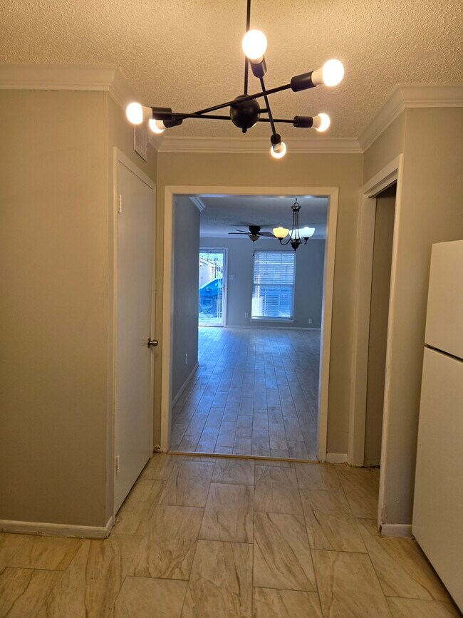 Building Photo - 81 E Tri Oaks Ln