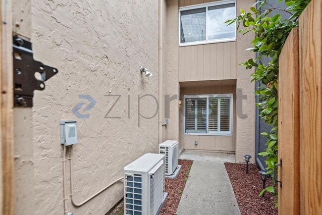 Building Photo - 502 Pine Wood Ln