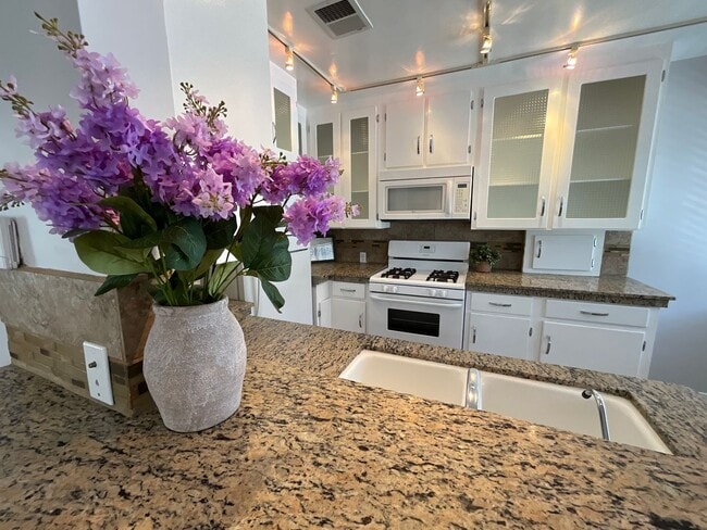 Building Photo - Remodeled one bedroom/1 bath upper unit - ...