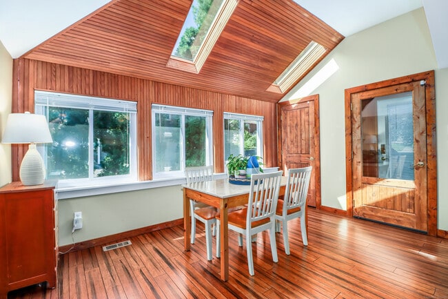 Building Photo - 5 Birch Ln