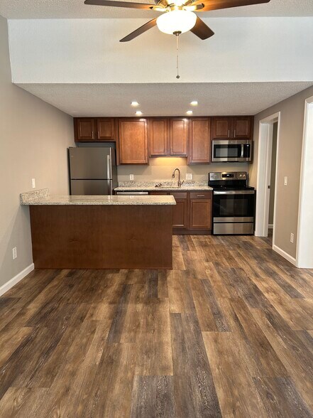 Building Photo - 121 Waterbury Ct