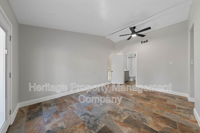 Building Photo - 640 Crest Ln