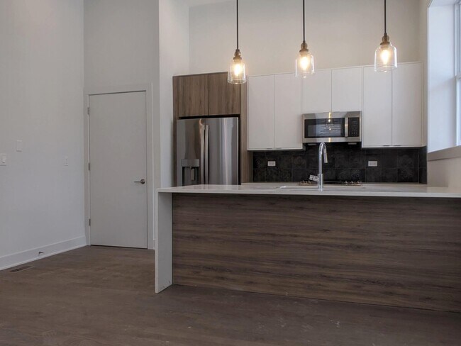 Building Photo - 2120 W Belmont Ave