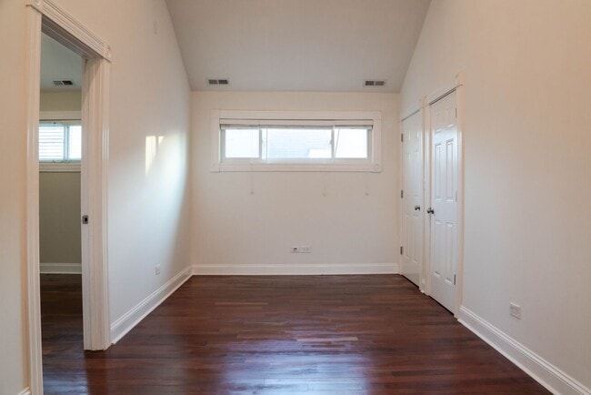 Building Photo - Gorgeous 5 Bedroom / 4 Full Bath Home along Chicago River