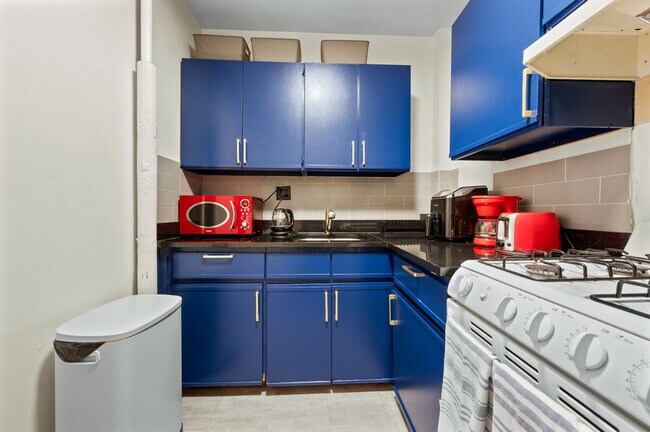 Building Photo - 690 9th Ave