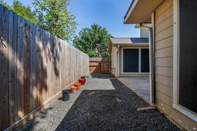 Building Photo - 10831 Sugar Hill Dr