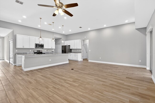 Building Photo - Modern 4-Bedroom Rental with Screened Patio & 2-Car Garage