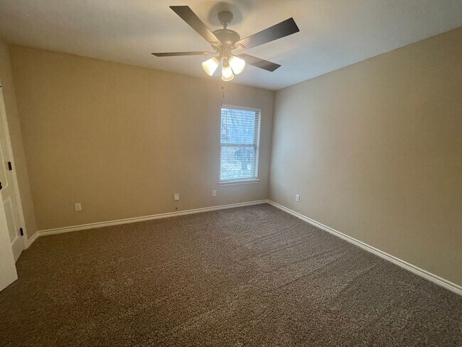 Building Photo - | 3BR/2.5BA Townhome | 18' Ceilings | Granite | Garage | Lawn Care Incl | Benbrook TX 76116