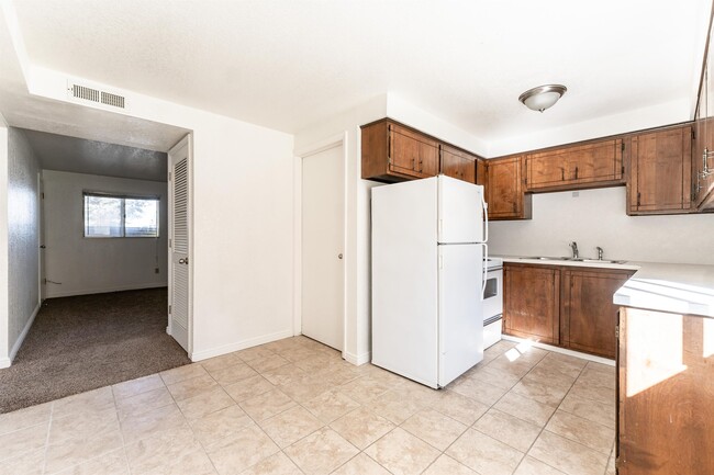 Building Photo - 180 E 100 N