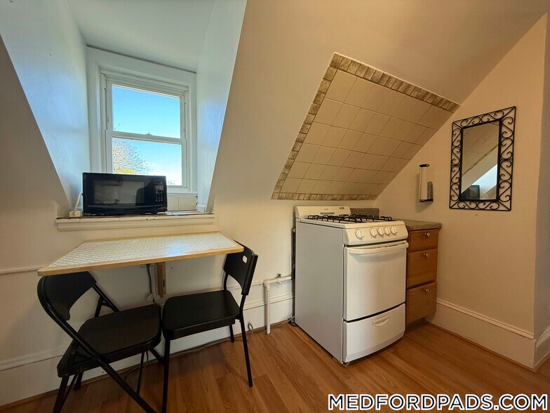 Building Photo - 124 Forest St