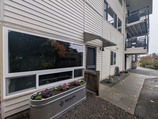 Building Photo - 551 Elm Way