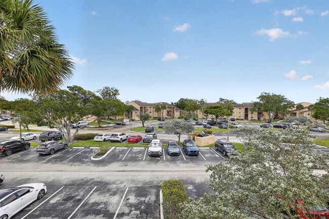 Building Photo - 300 Palm Cir W