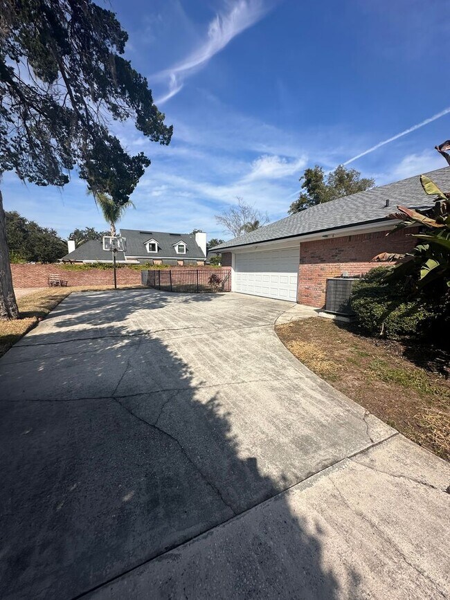 Building Photo - Great Location, Near St. John's River, Bea...
