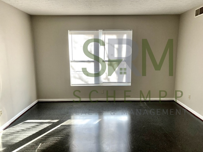 Building Photo - Updated first floor 1 bedroom apartment in West Louisville- Section 8 accepted