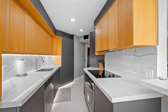 Building Photo - 3610 Yacht Club Dr