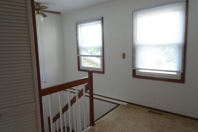Building Photo - 945 Fieldstone Ct