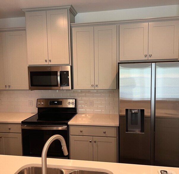 Kitchen - 6440 Scudders Dr