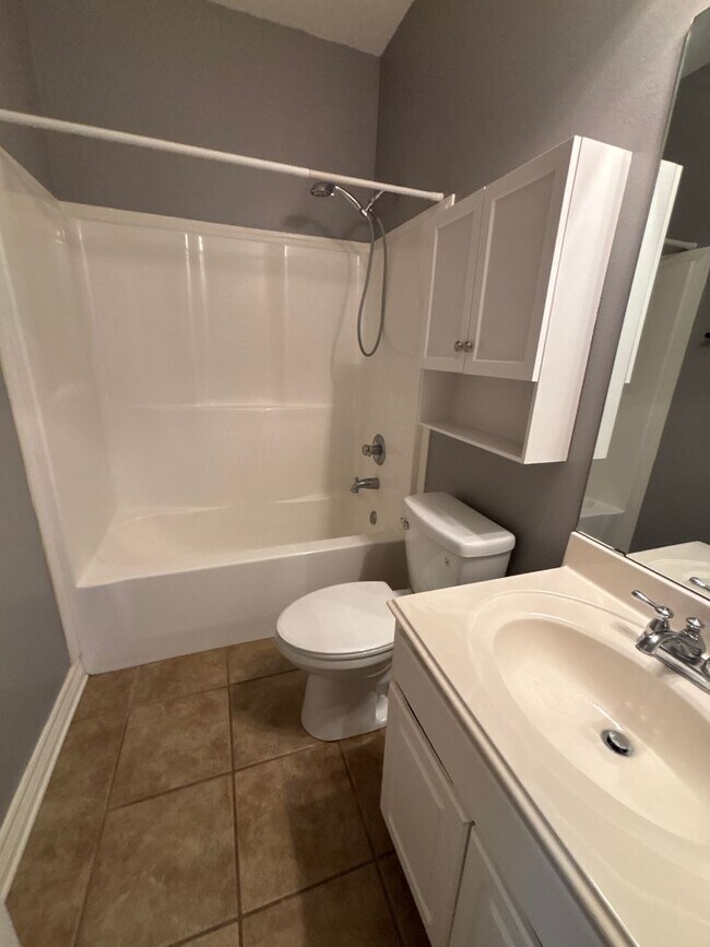 Building Photo - 4 BEDROOM WITH BONUS ROOM IN LEGACY SUBDIVISION