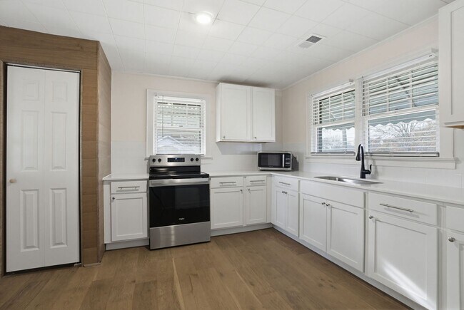 Building Photo - 3 Bedroom Newly Renovated Home in Central SC