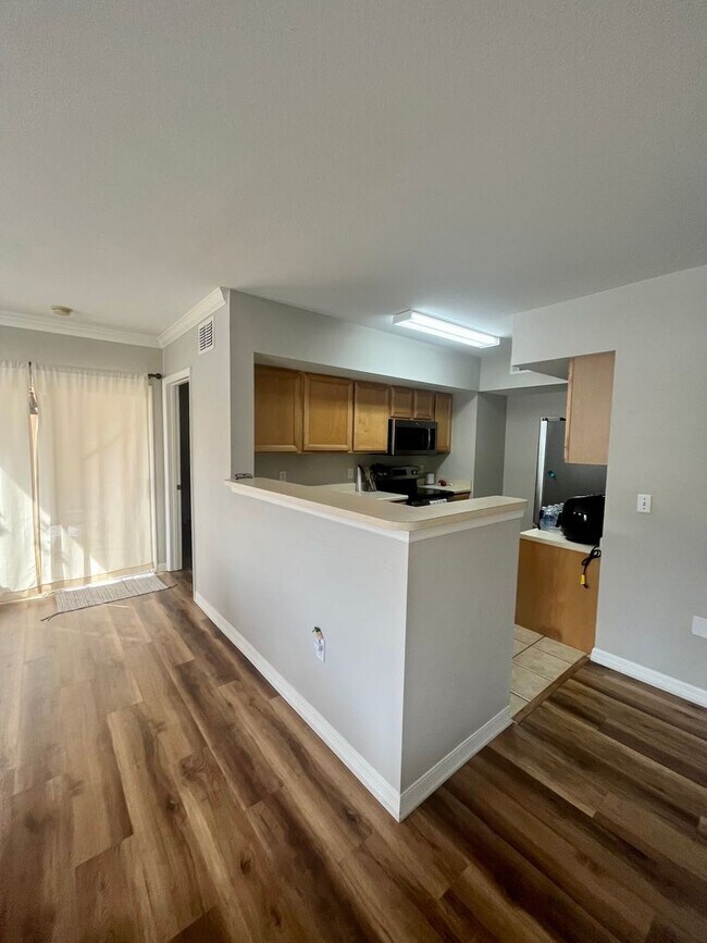 Building Photo - Spacious 2/2 unit becoming available July ...