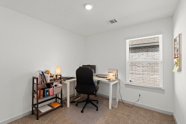 Building Photo - 6919 Fleetwood Crescent Wy