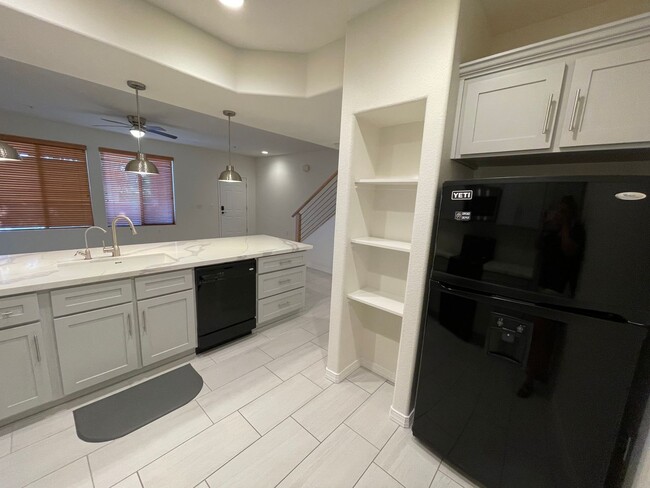 Building Photo - BEAUTIFULLY REMODELED TOWNHOUSE!