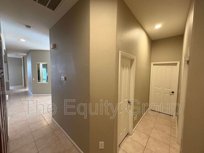 Building Photo - 2511 S Peppertree St